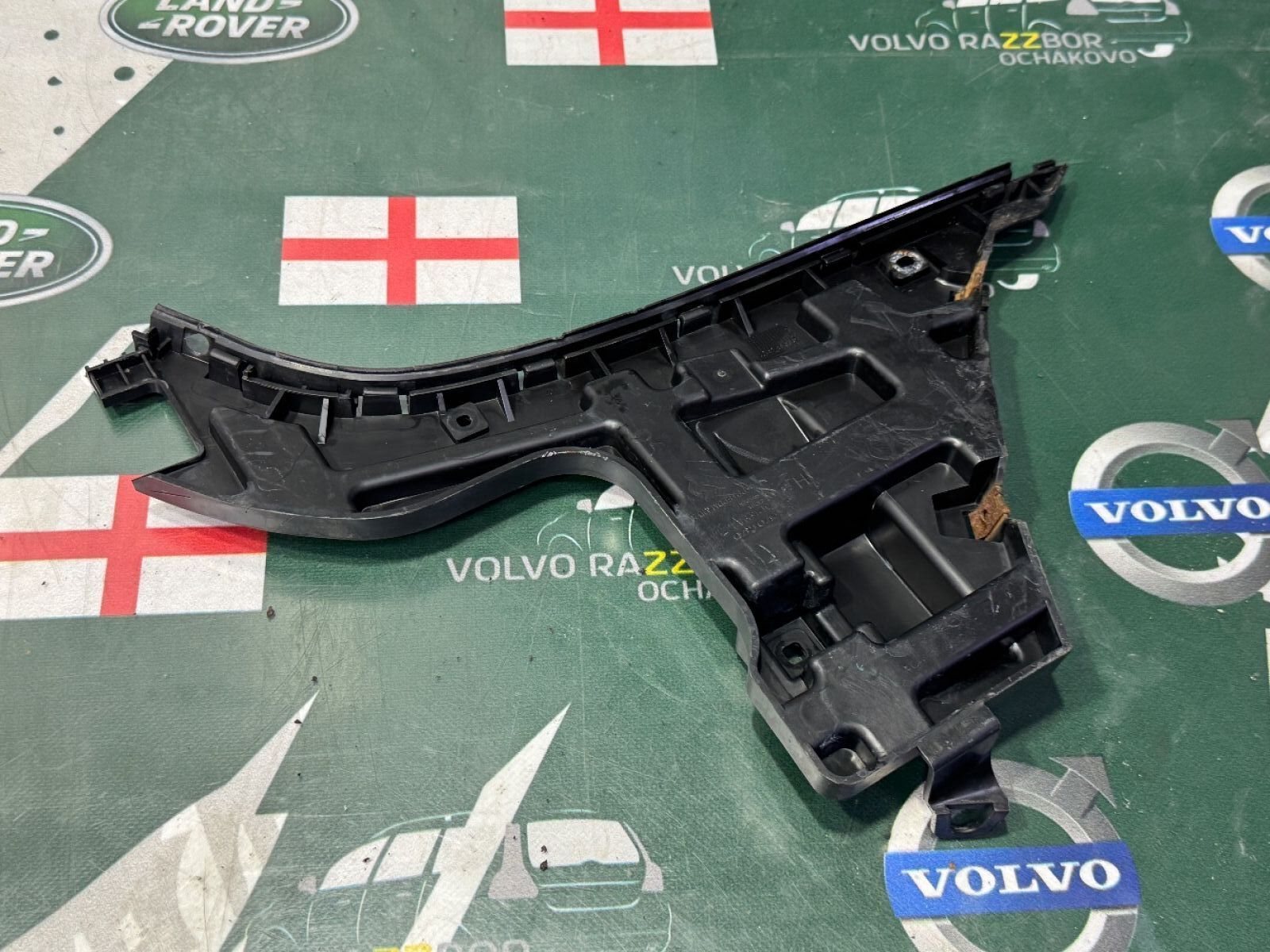 Кронштейн заднего бампера правый Volvo S80 P3